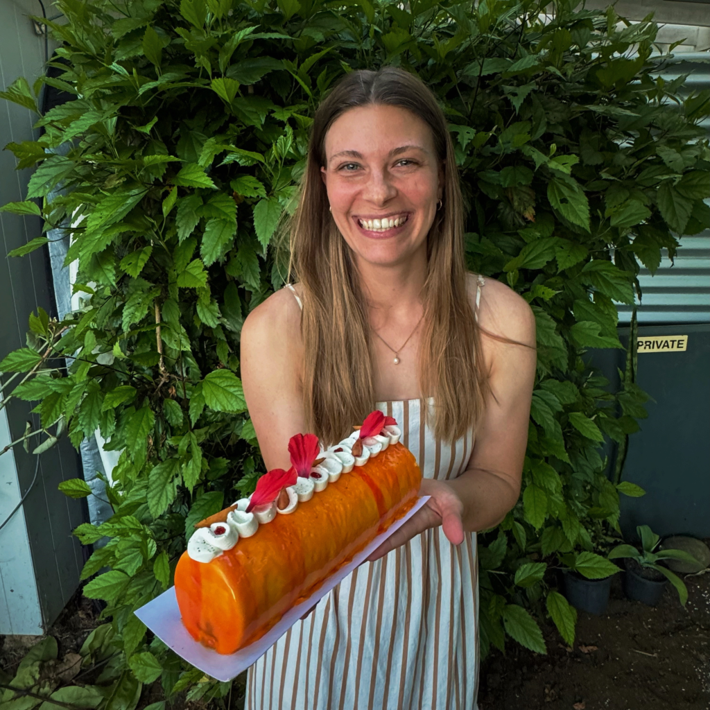 Jasmin holding Bûche